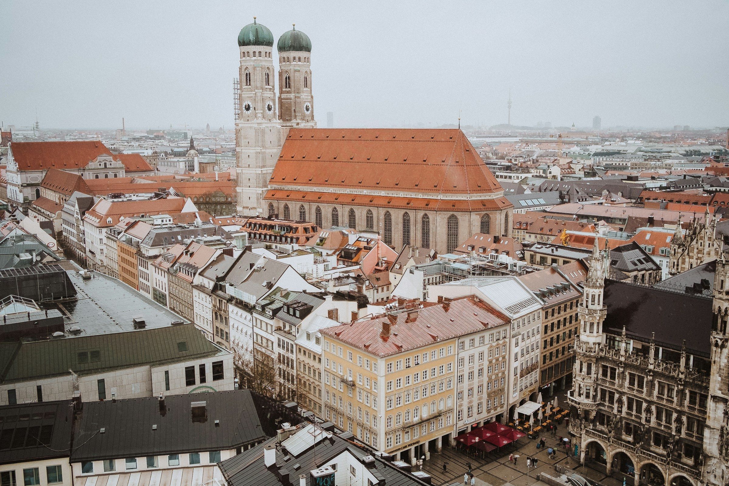 Blick vom Alten Peter auf die Frauenkirche und den Marienplatz in München